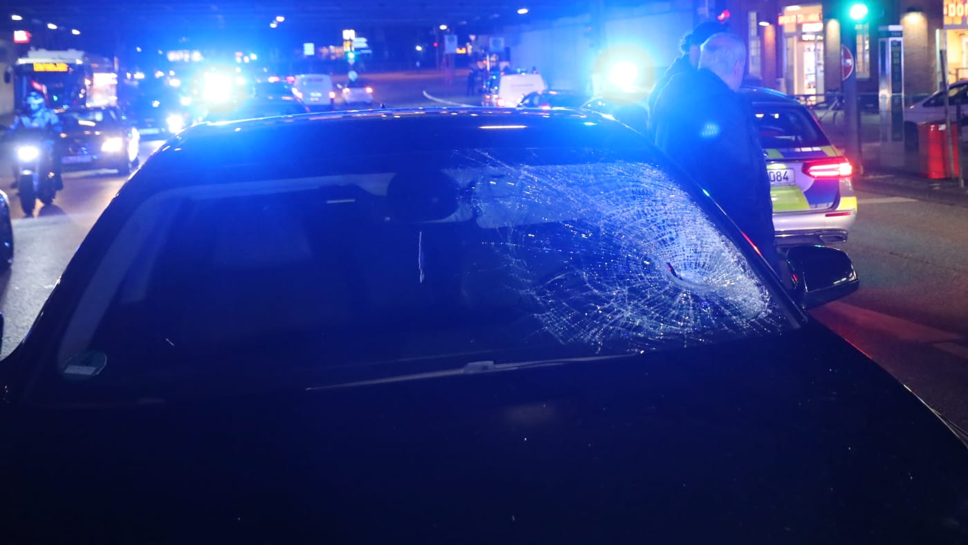 Die Scheibe des Wagens ist eingedrückt: Der Fußgänger wurde schwer verletzt. Die Scheibe des Wagens ist eingedrückt: Der Fußgänger wurde schwer verletzt.