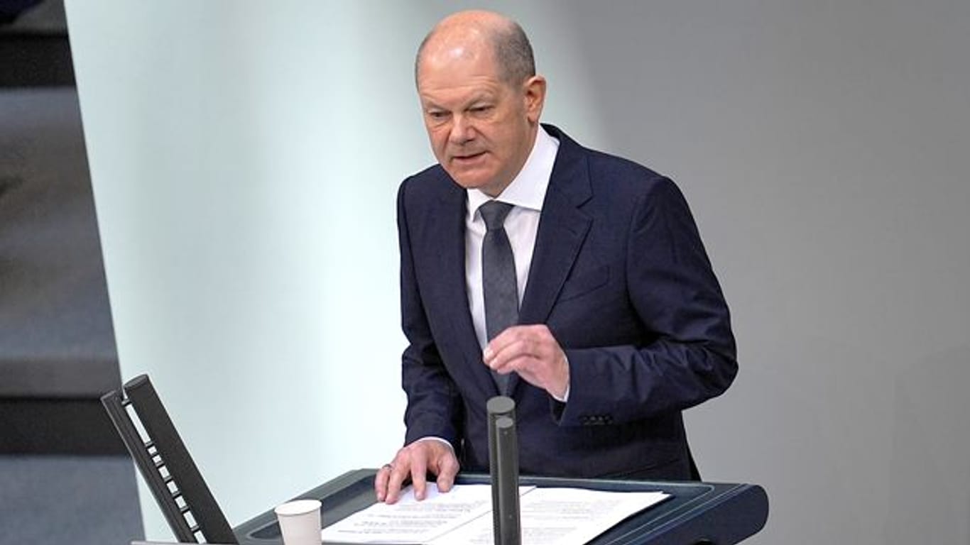 Bundeskanzler Olaf Scholz spricht in der Generaldebatte im Bundestag.