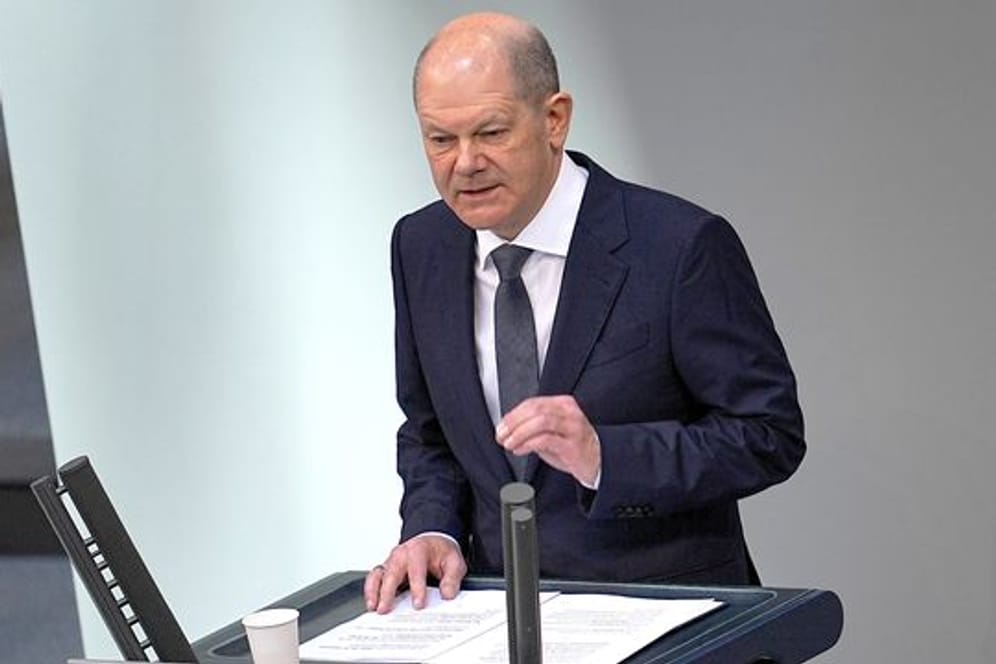 Bundeskanzler Olaf Scholz spricht in der Generaldebatte im Bundestag.