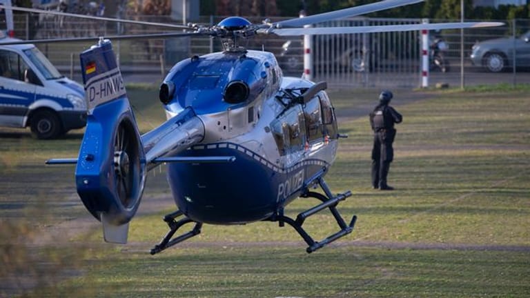 Der Hubschrauber mit dem Angeklagten Thomas Drach landet auf dem Gelände des Justizzentrums Köln.