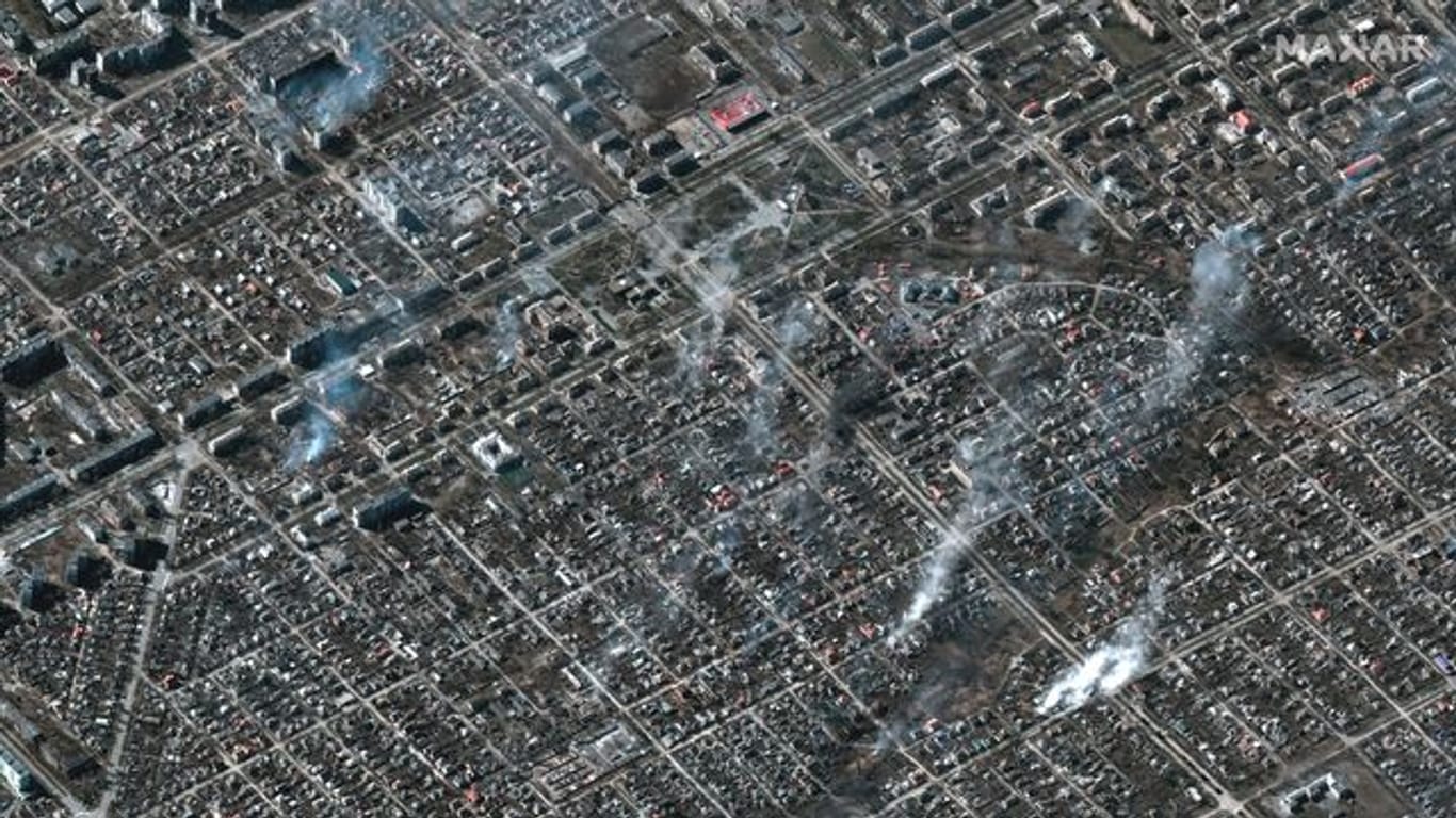 Das Satellitenbild zeigt brennende Gebäude in Mariupol.