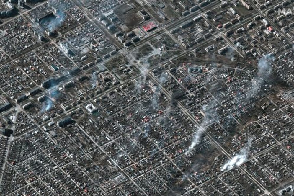 Das Satellitenbild zeigt brennende Gebäude in Mariupol.