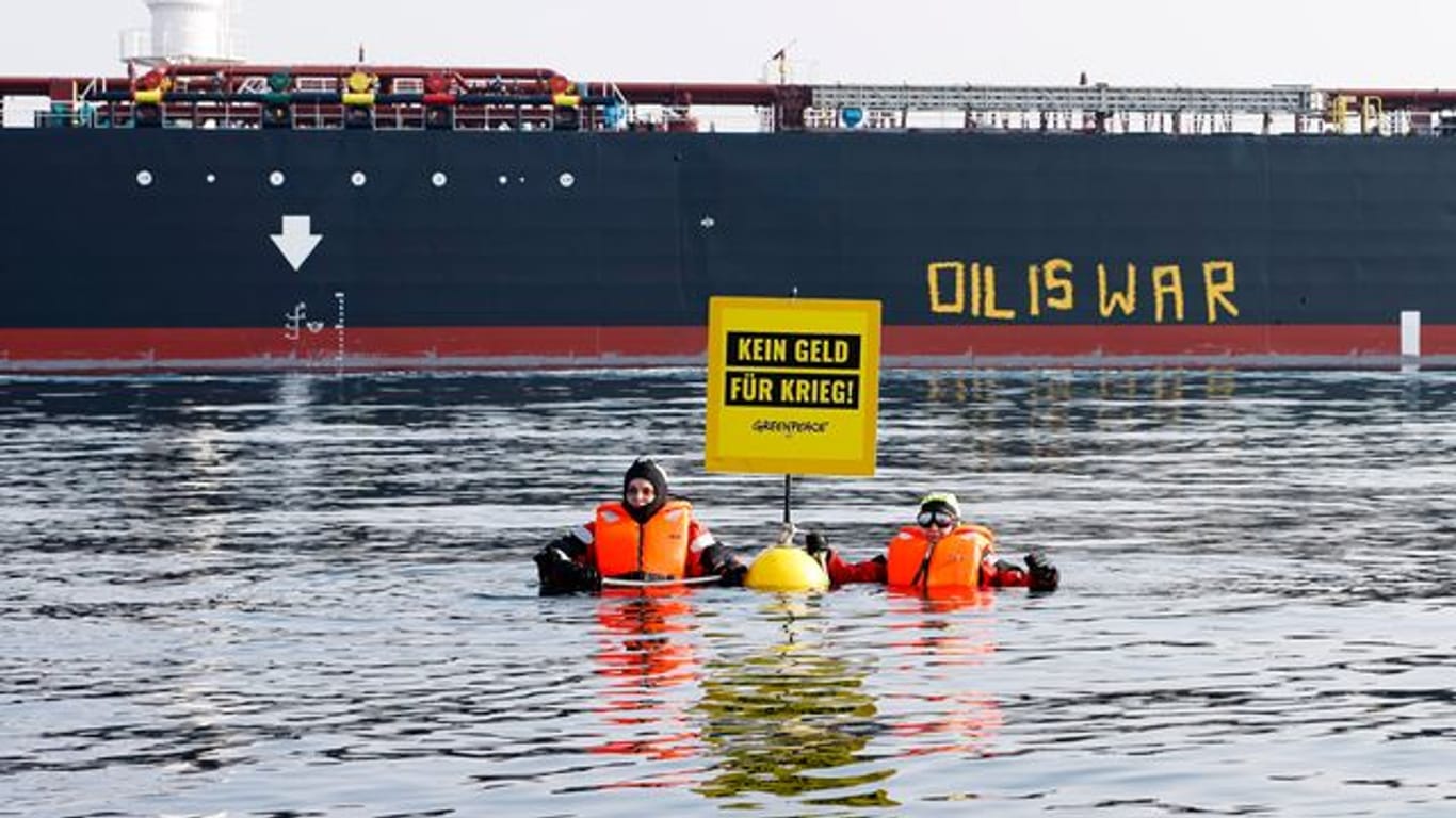Aktivisten der Umweltorganisation Greenpeace demonstrieren vor einem Schiff, das russisches Öl auf der Ostsee transportiert.