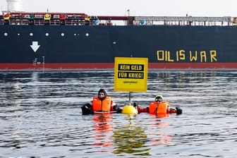 Aktivisten der Umweltorganisation Greenpeace demonstrieren vor einem Schiff, das russisches Öl auf der Ostsee transportiert.