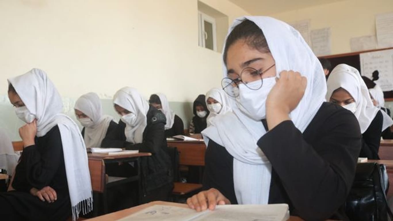 Afghanische Schülerinnen im März 2021, bevor die Taliban wieder die Macht im Land übernommen haben (Archivbild): Die Taliban haben weiterführende Schulen für Mädchen nach wenigen Stunden wieder geschlossen.
