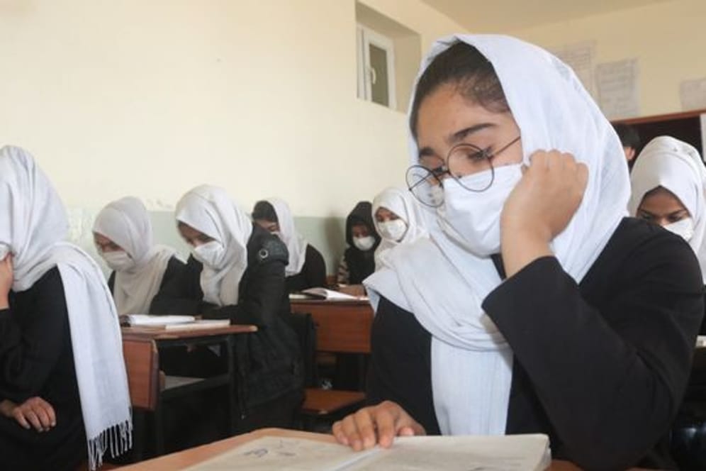 Afghanische Schülerinnen im März 2021, bevor die Taliban wieder die Macht im Land übernommen haben (Archivbild): Die Taliban haben weiterführende Schulen für Mädchen nach wenigen Stunden wieder geschlossen.