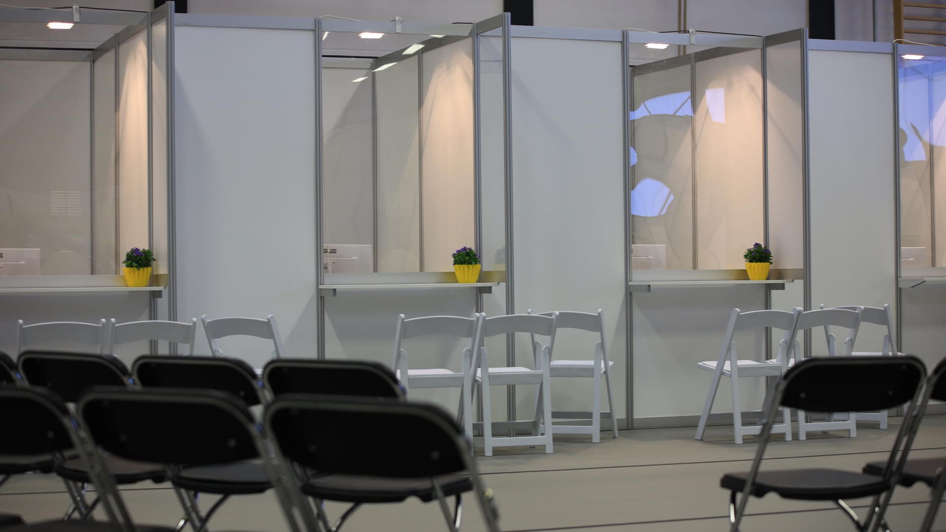Schalter im neuen Ankommenszentrum: Hier sollen täglich bis zu 500 Menschen registriert werden können.