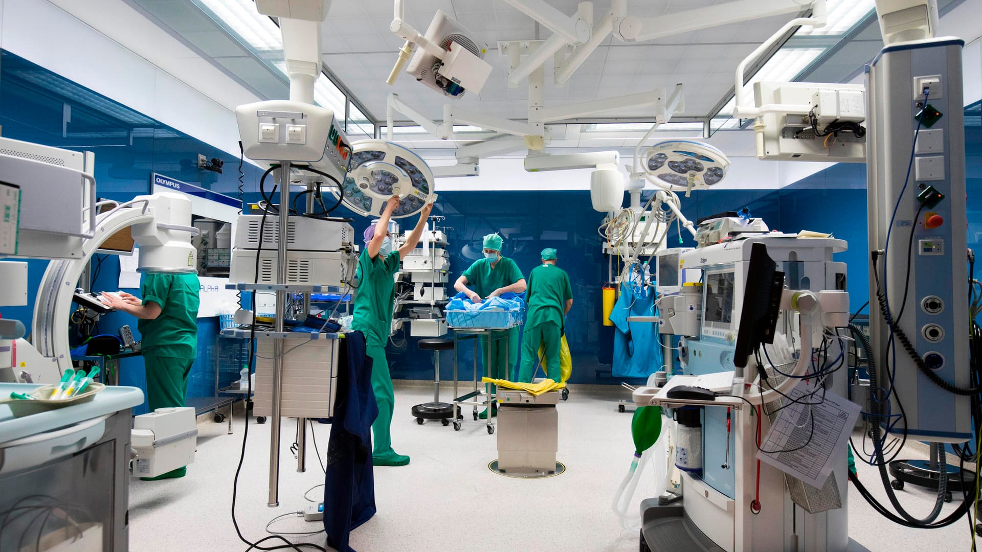 OP-Personal und ein OP-Reinigungsteam in einem OP-Saal (Archivbild): In den Krankenhäusern im Südwesten fehlt es an Personal. OP-Personal und ein OP-Reinigungsteam in einem OP-Saal (Archivbild): In den Krankenhäusern im Südwesten fehlt es an Personal.