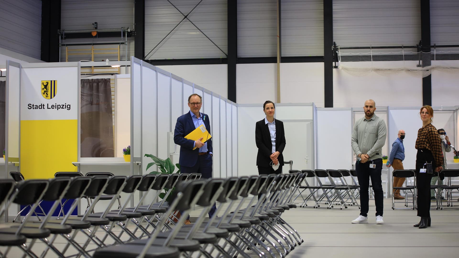 Im neuen Ankommenszentrum (v.l.): Verwaltungsbürgermeister Ulrich Hörning, Schulbürgermeisterin Vicki Felthaus und die beiden Leiterinnen des Zentrums Max Zettlitzer und Marlen Berger.