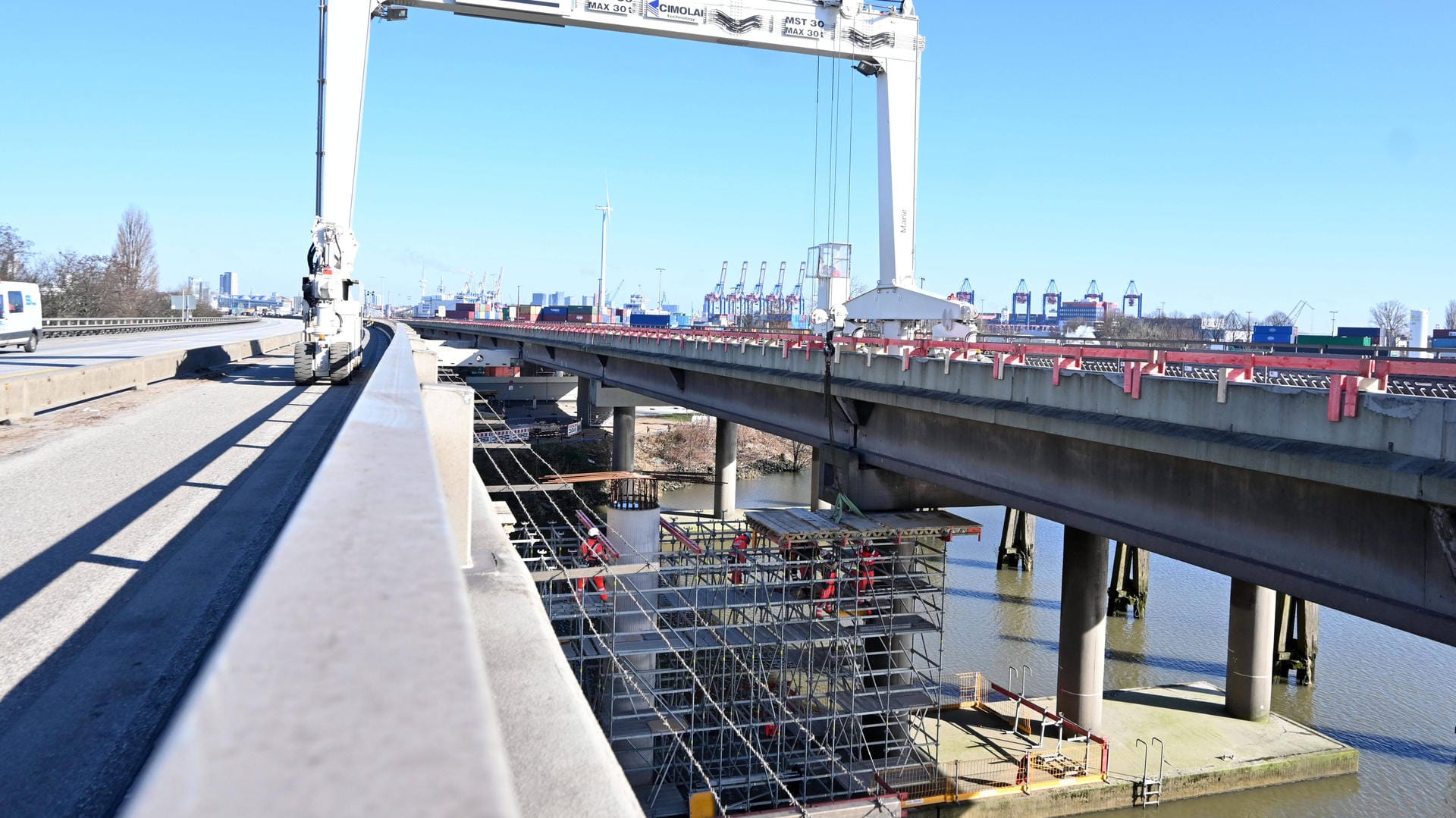 Eine Brücke an der A7 wird erweitert (Archivbild): Zwei neue Fahrspuren werden eingesetzt. Eine Brücke an der A7 wird erweitert (Archivbild): Zwei neue Fahrspuren werden eingesetzt.