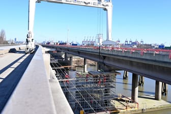 Eine Brücke an der A7 wird erweitert (Archivbild): Zwei neue Fahrspuren werden eingesetzt.