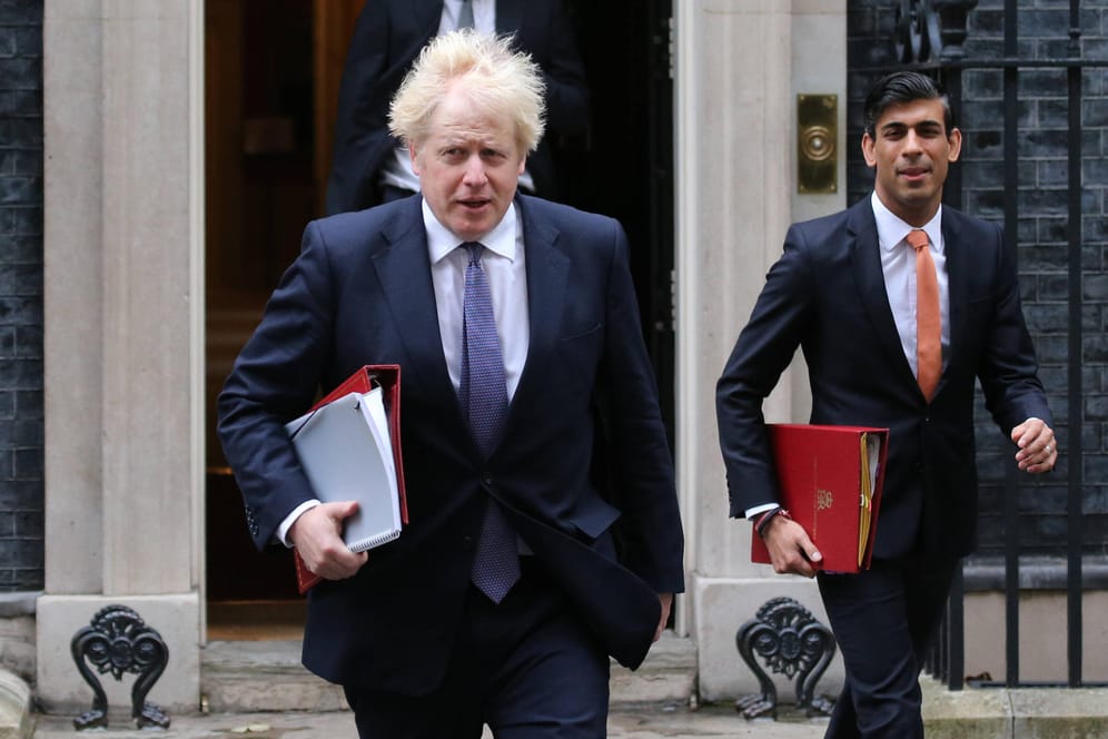 Der britische Premierminister Boris Johnson und sein Finanzminister Rishi Sunak vor 10 Downing Street (Symbolbild): Die Inflationsrate in Großbritannien erreichte im Februar 6,2 Prozent.