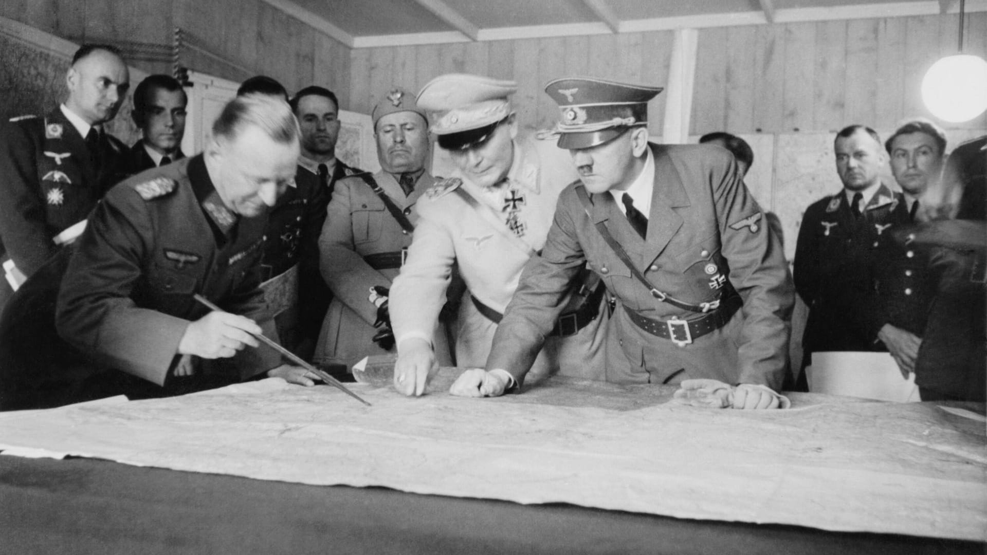 Adolf Hitler (r.) mit Hermann Göring 1941: Der Vergleich Putins mit dem deutschen Diktator sei wenig zielführend, so Martin Schulze Wessel.