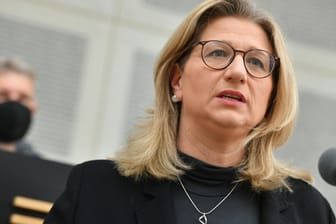 Vizechefin der SPD, Anke Rehlinger: Die SPD-Politikerin fürchtet, ein Parteiausschluss Schröders könnte sich hinziehen.