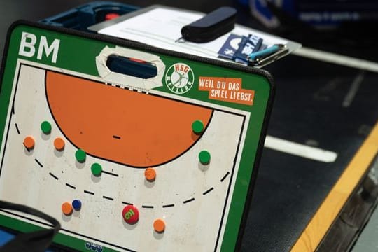 Ein Taktikbrett mit dem Logo der HSG Wetzlar ist in der Rittal Arena an der Seitenlinie zu sehen.