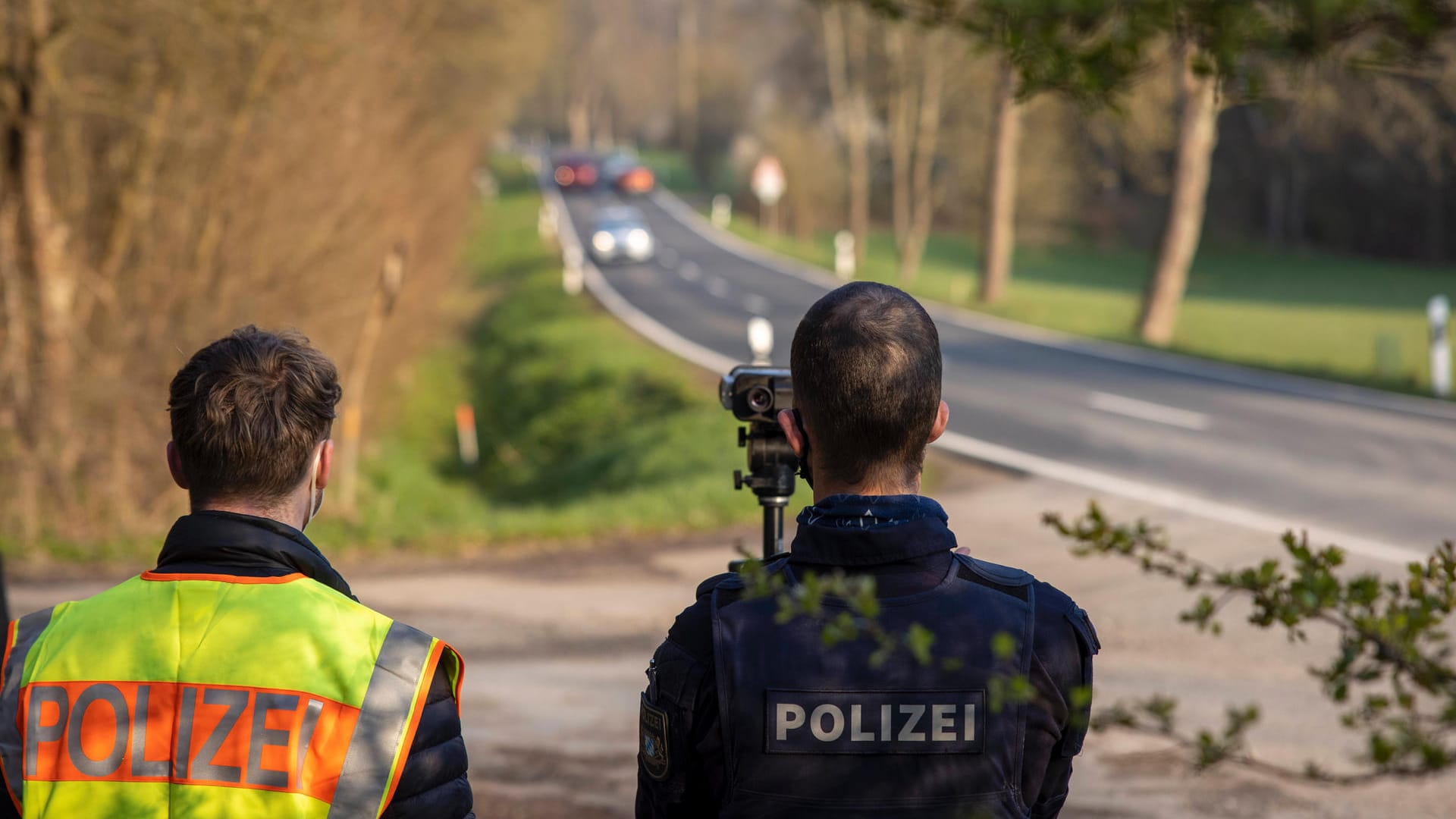 Geschwindigkeitskontrolle der Polizei auf einer Landstraße (Archivbild): Trotz Personalmangel soll der Blitzermarathon stattfinden. Geschwindigkeitskontrolle der Polizei auf einer Landstraße (Archivbild): Trotz Personalmangel soll der Blitzermarathon stattfinden.