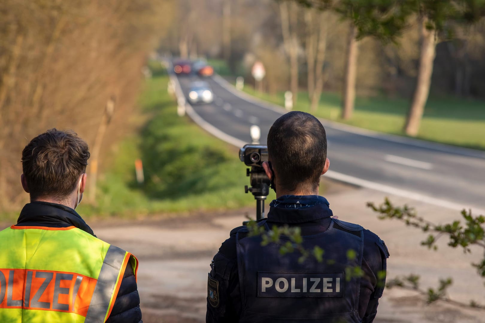 Geschwindigkeitskontrolle der Polizei auf einer Landstraße (Archivbild): Trotz Personalmangel soll der Blitzermarathon stattfinden.