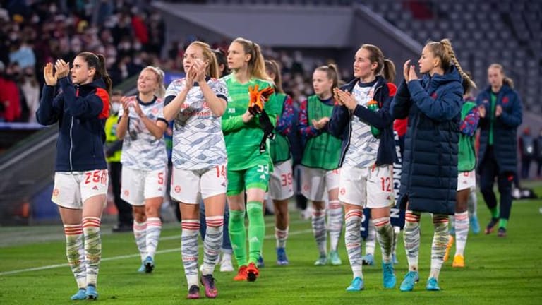Die Münchner Spielerinnen bedanken sich nach dem Spiel gegen Paris bei den Fans.