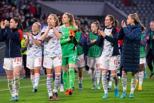 Die Münchner Spielerinnen bedanken sich nach dem Spiel gegen Paris bei den Fans.