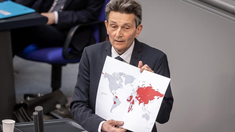 In der Generaldebatte zeigt Mützenich eine Weltkarte mit rot eingefärbten Ländern, um zu illustrieren, wie viele Staaten sich bei den Vereinten Nationen nicht einer Resolution für den sofortigen Abzug Russlands aus der Ukraine anschlossen.