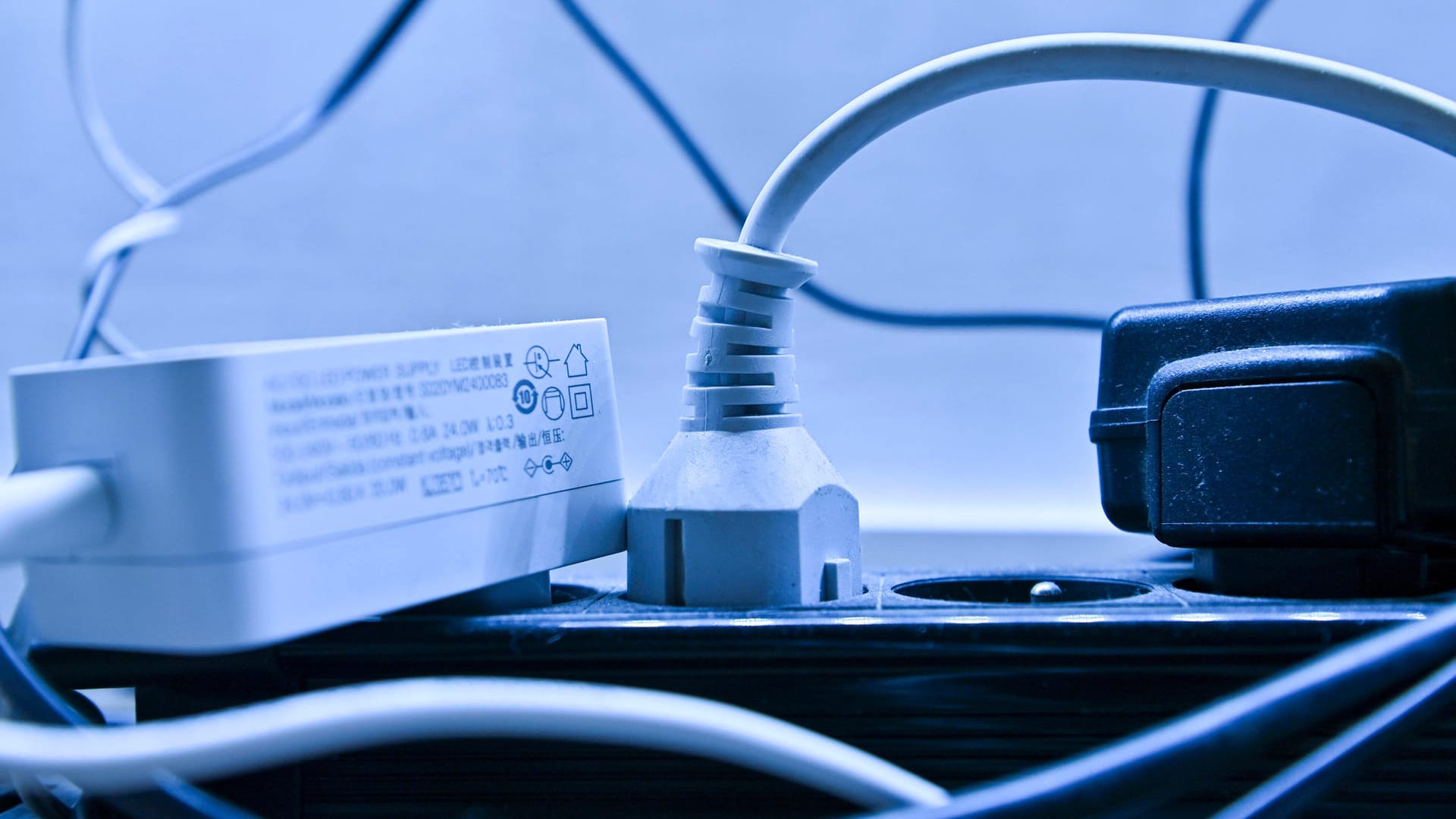 Mehrfach-Steckdose mit eingesteckten Stromsteckern (Symbolbild): Berliner Haushalte waren 2021 über 1.700 Mal ohne Strom. Mehrfach-Steckdose mit eingesteckten Stromsteckern (Symbolbild): Berliner Haushalte waren 2021 über 1.700 Mal ohne Strom.