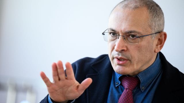 Der russische Regimekritiker Michail Chodorkowski äußert sich bei einem Pressegespräch in Berlin zum Krieg Russlands gegen die Ukraine.