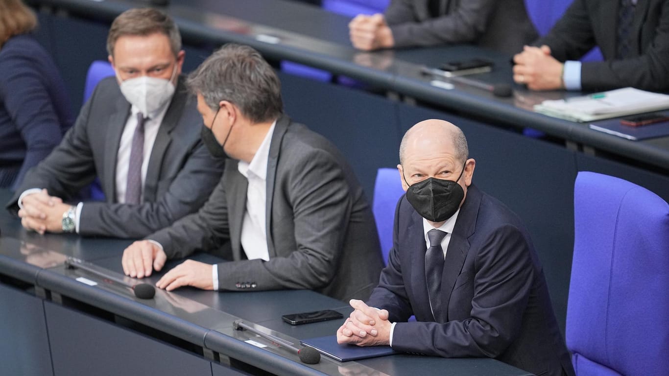 Olaf Scholz (SPD), Robert Habeck (Grüne) und Christian Lindner (FDP) auf der Regierungsbank: Die Union will mindestens bei den Verteidigungsausgaben mitbestimmen.
