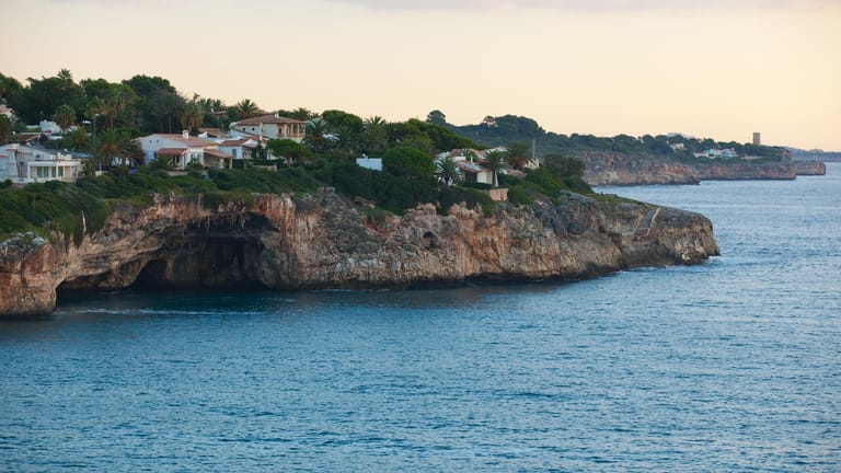 Eine Küste auf Mallorca (Symbolbild): Auf der Insel ist ein deutscher Tourist ums Leben gekommen.