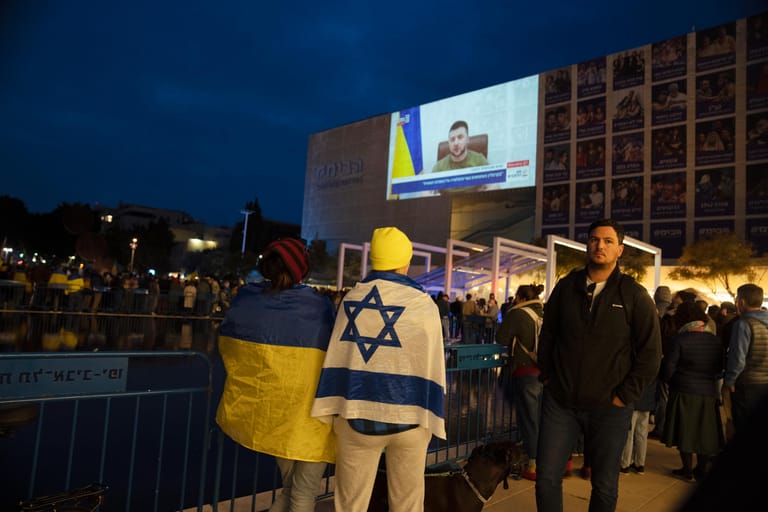 20. März: Menschen versammeln sich auf dem Habima-Platz, um eine Videoansprache des ukrainischen Präsidenten Selenskyj vor der Knesset, dem israelischen Parlament, zu verfolgen. Darin setzte Selenskyj Russland mit Nazi-Deutschland gleich, warf dem Kreml einen Plan zur Auslöschung der Ukraine vor.
