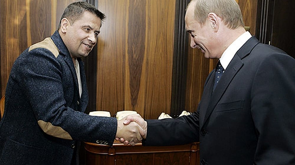 Russlands Präsident Wladimir Putin (r) schüttelt Frontmann Nikolai Rastorgujew die Hand (Archivbild): Der Ljube-Sänger sitzt seit 2010 im russischen Parlament. Russlands Präsident Wladimir Putin (r) schüttelt Frontmann Nikolai Rastorgujew die Hand (Archivbild): Der Ljube-Sänger sitzt seit 2010 im russischen Parlament.
