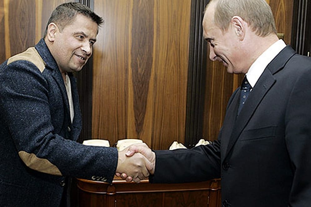 Russlands Präsident Wladimir Putin (r) schüttelt Frontmann Nikolai Rastorgujew die Hand (Archivbild): Der Ljube-Sänger sitzt seit 2010 im russischen Parlament.