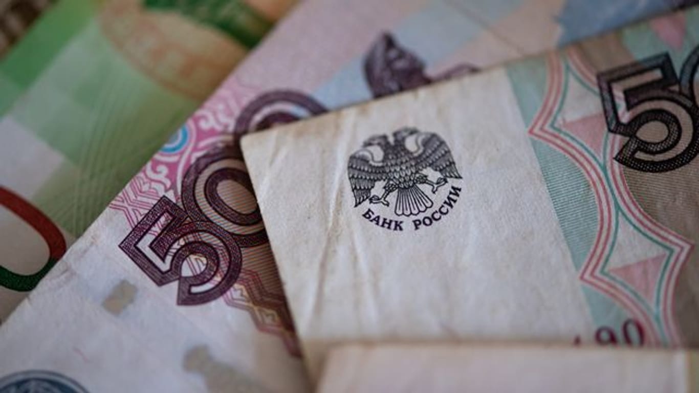 Russische Rubel-Banknoten liegen auf einem Tisch.
