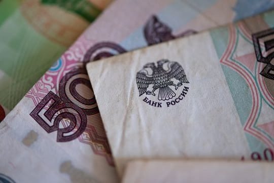 Russische Rubel-Banknoten liegen auf einem Tisch.