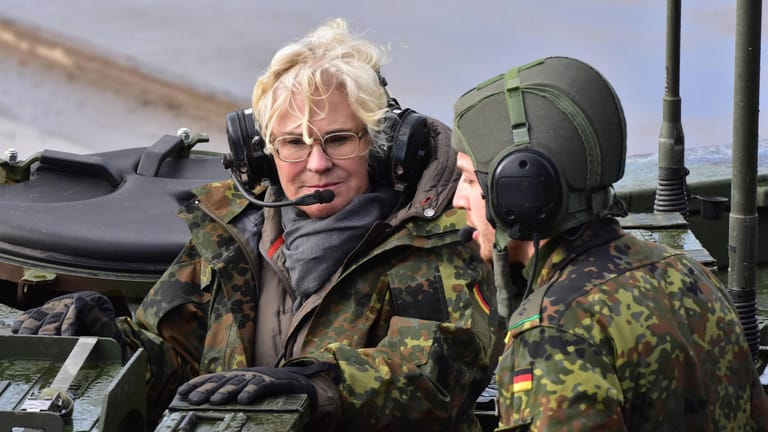 Verteidigungsministerin Christine Lambrecht: Der Flecktarnparka kann nicht darüber hinwegtäuschen, dass sie – hier beim Besuch der Panzerlehrbrigade 9 in Munster – noch nicht in ihre Rolle gefunden hat.