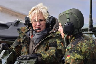 Verteidigungsministerin Christine Lambrecht: Der Flecktarnparka kann nicht darüber hinwegtäuschen, dass sie – hier beim Besuch der Panzerlehrbrigade 9 in Munster – noch nicht in ihre Rolle gefunden hat.