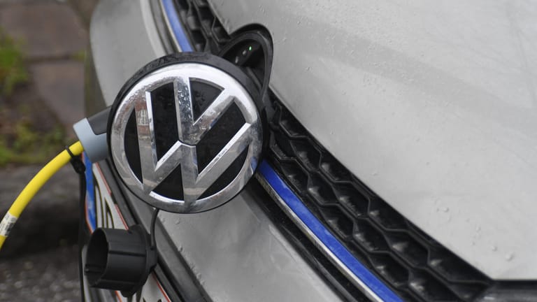 Ein E-Auto von Volkswagen an einer Ladestation (Symbolbild): Der Wolfsburger Konzern will seine eigene Batterieproduktion vorantreiben und plant dafür europaweit mehrere Standorte.