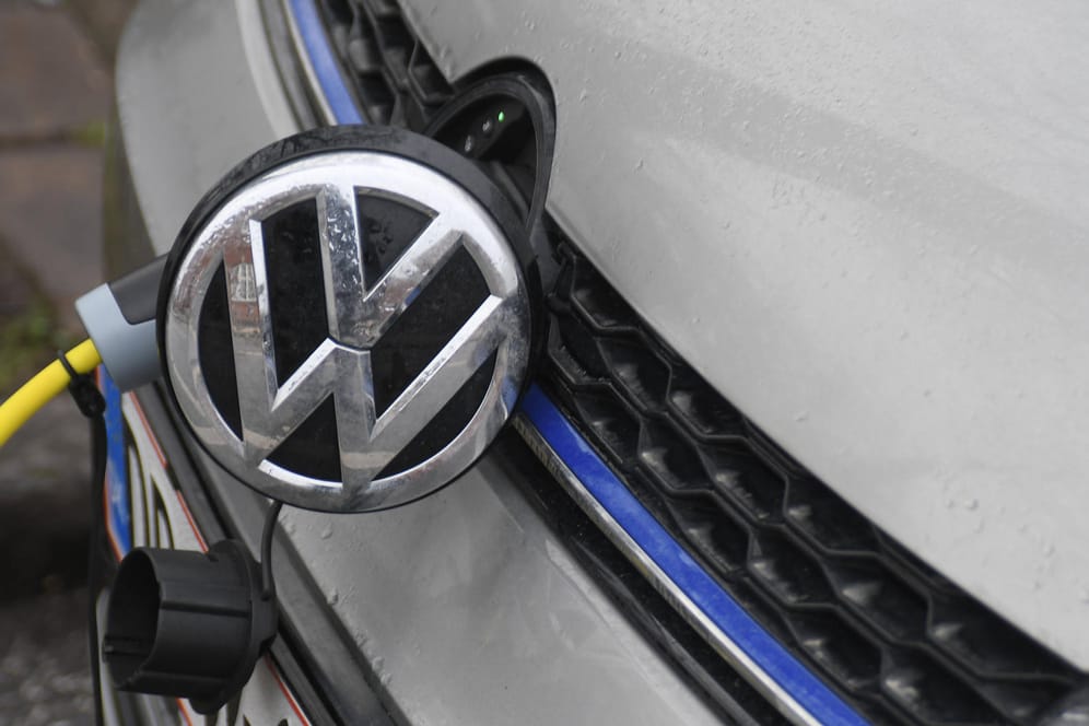 Ein E-Auto von Volkswagen an einer Ladestation (Symbolbild): Der Wolfsburger Konzern will seine eigene Batterieproduktion vorantreiben und plant dafür europaweit mehrere Standorte.