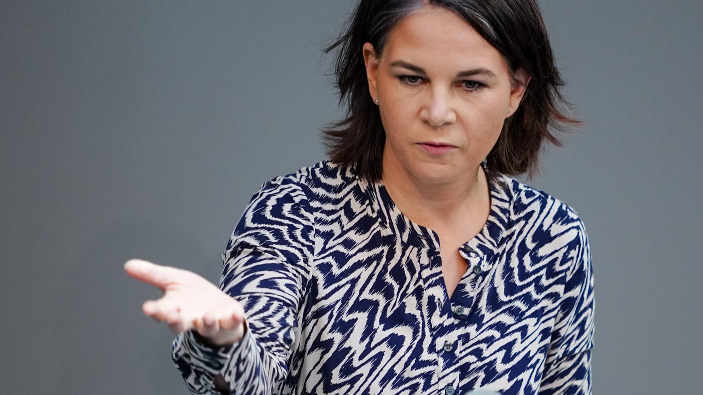 Annalena Baerbock spricht in der Haushaltsdebatte im Bundestag: Die Außenministerin sagte, Deutschland liefere derzeit weitere Luftabwehrraketen vom Typ Strela an die Ukraine.