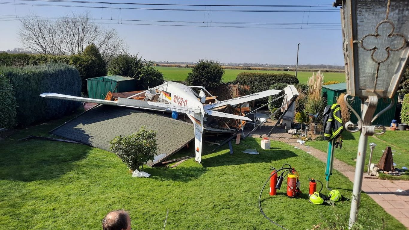 Das Flugzeug liegt in einem Garten: Zwei Personen wurden bei dem Absturz verletzt.