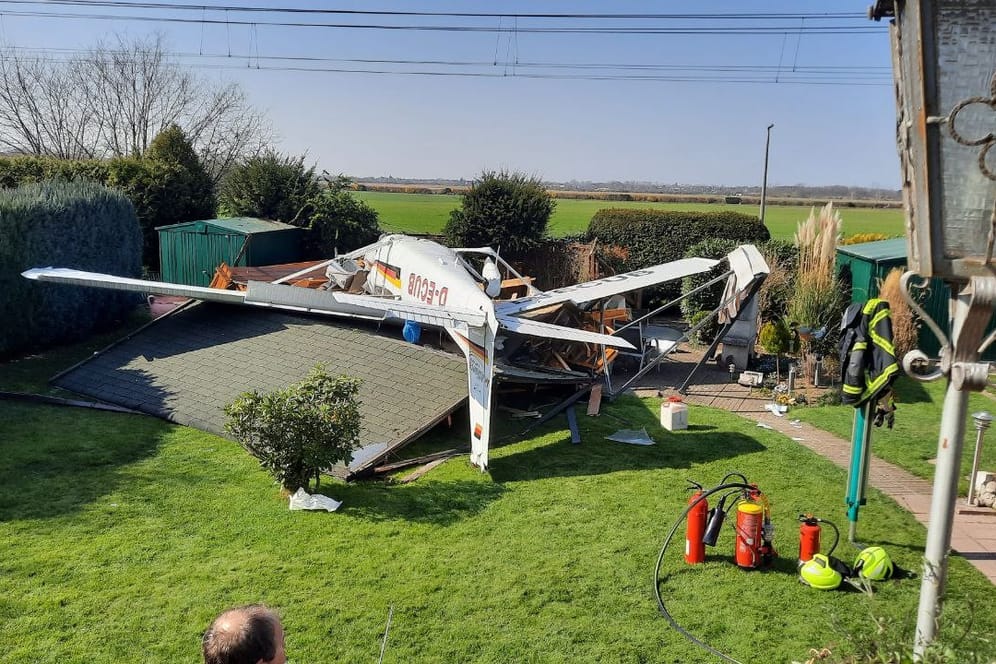 Das Flugzeug liegt in einem Garten: Zwei Personen wurden bei dem Absturz verletzt.