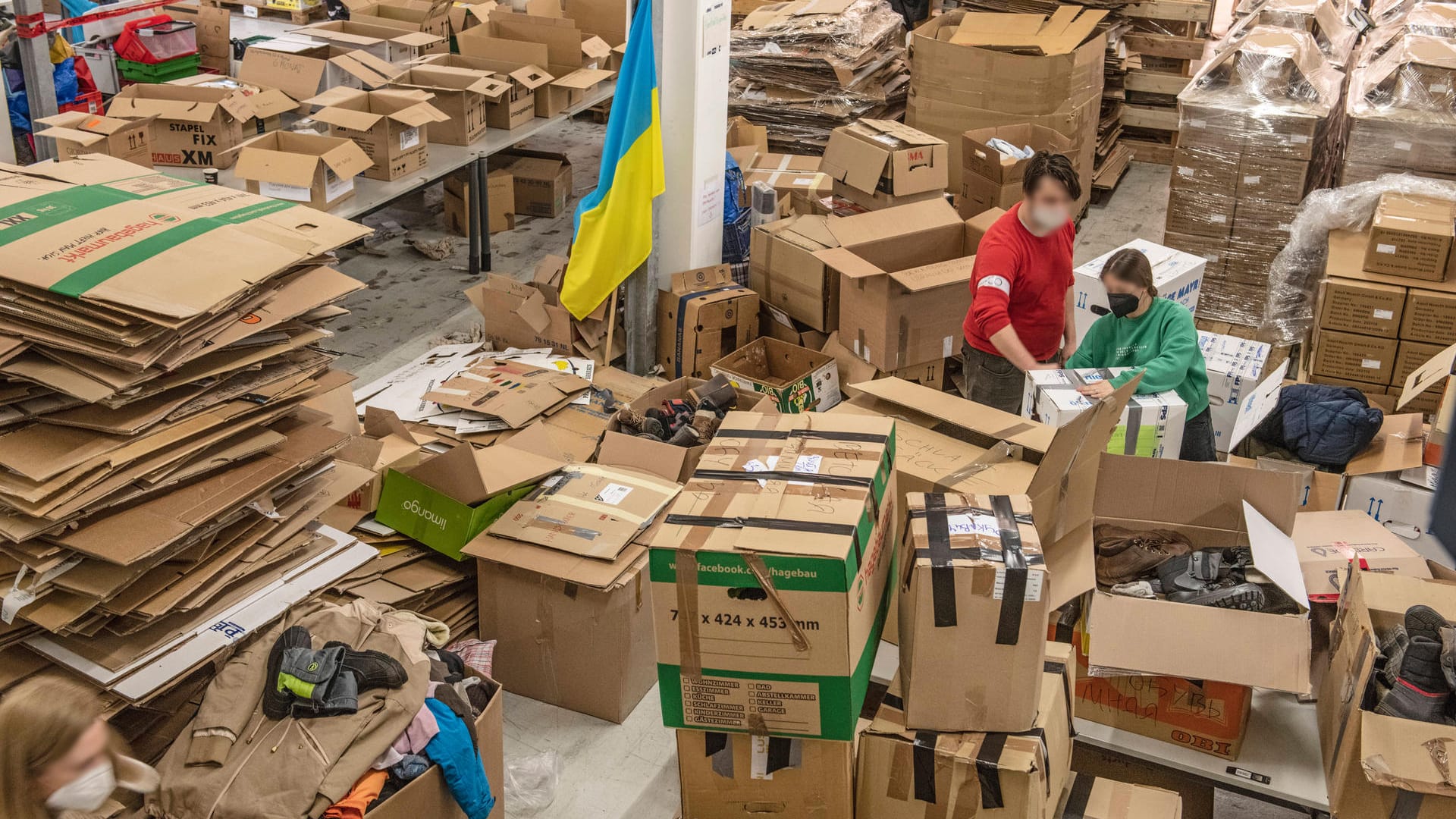 Freiwillige sortieren Hilfsgüter für die Ukraine (Symbolbild): Unbekannte brachen in die Wohnung eines Berliner Helfers ein.