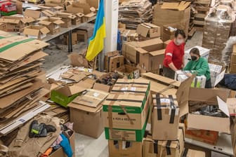 Freiwillige sortieren Hilfsgüter für die Ukraine (Symbolbild): Unbekannte brachen in die Wohnung eines Berliner Helfers ein.