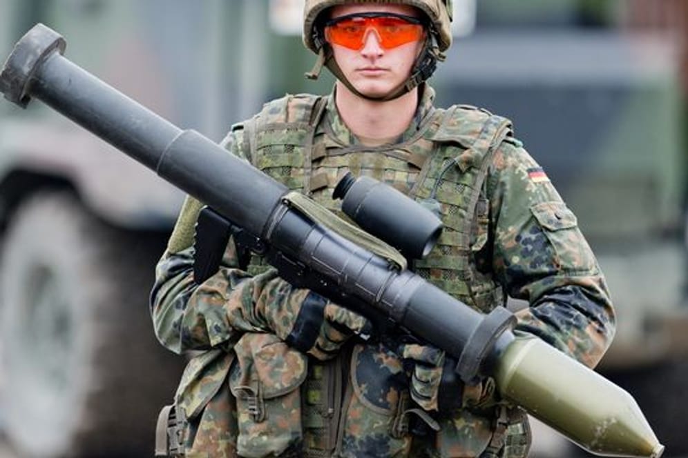 Ein Bundeswehrsoldat hält auf dem Truppenübungsplatz im Rahmen der Informationslehrübung "Landoperationen 2016" eine Panzerfaust 3 in der Hand.
