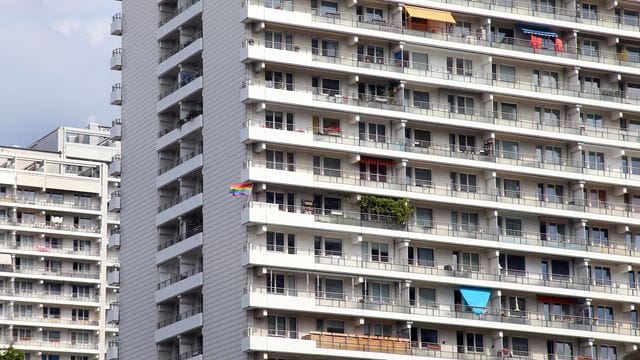 Mieter, die beim Verkauf ihrer Wohnung von ihrem Vorkaufsrecht Gebrauch machen, dürfen keinesfalls schlechter gestellt werden als der Kaufinteressent auf dem freien Markt.