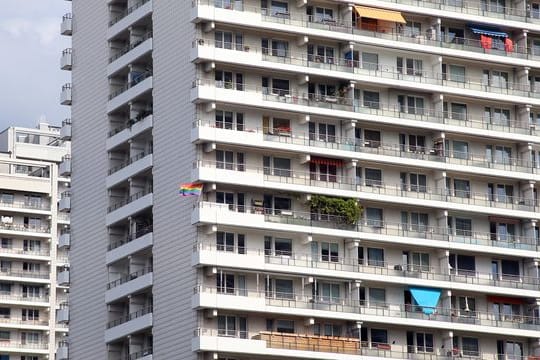 Mieter, die beim Verkauf ihrer Wohnung von ihrem Vorkaufsrecht Gebrauch machen, dürfen keinesfalls schlechter gestellt werden als der Kaufinteressent auf dem freien Markt.