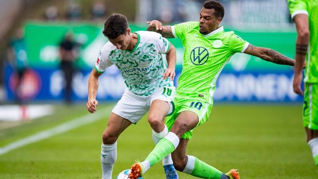 Felix Nmecha (r) spielt in der Bundesliga für den VfL Wolfsburg.