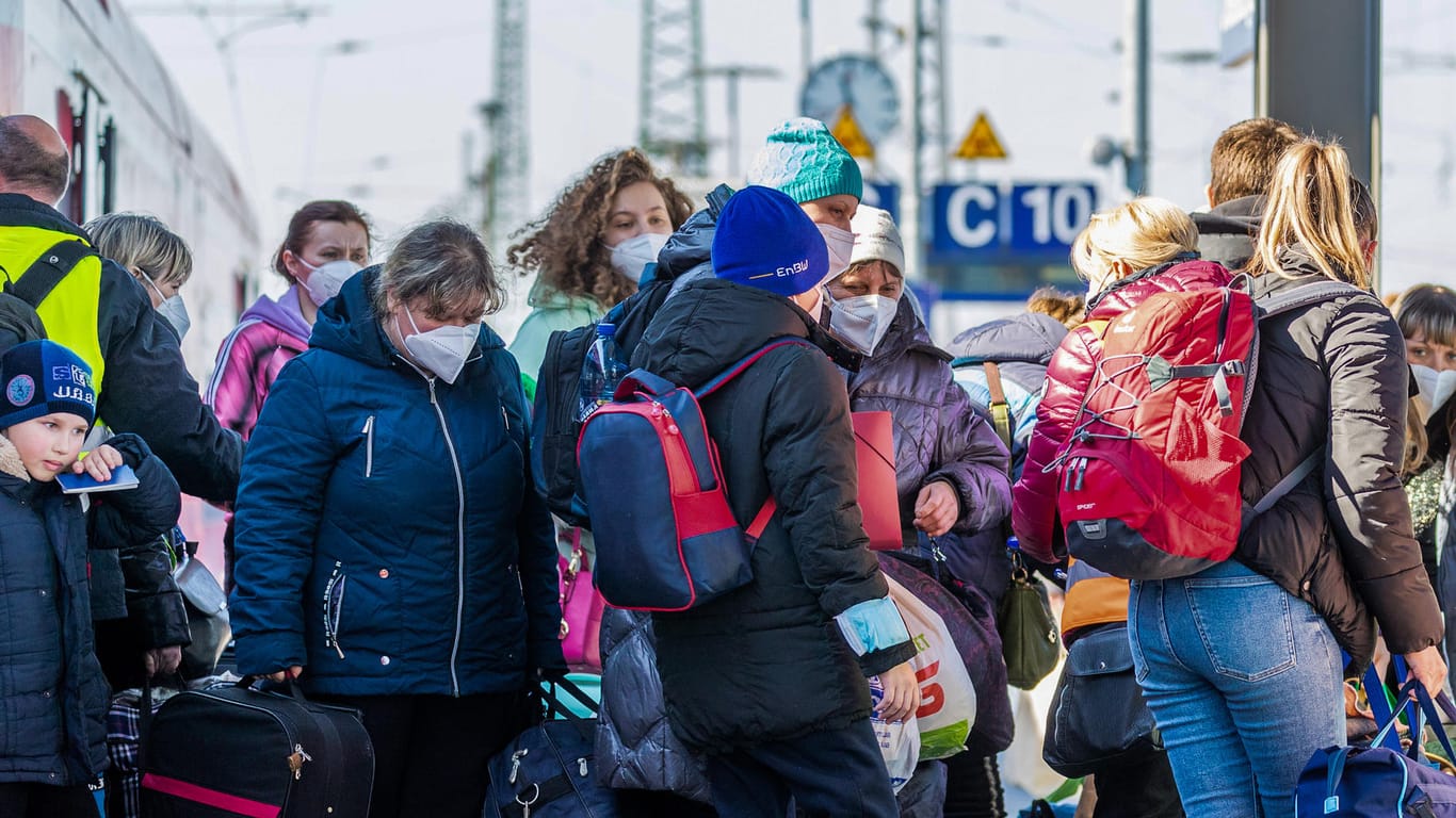 Geflüchtete: Für Menschen aus der Ukraine wird Hilfe einfacher, wenn sie sich als Kriegsgeflüchtete registrieren.