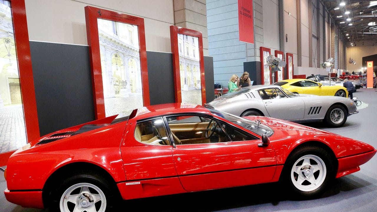 Eine ganze Reihe historischer Ferraris stehen in der Sonderausstellung "75-jähriges Jubiläum von Ferrari". Eine ganze Reihe historischer Ferraris stehen in der Sonderausstellung "75-jähriges Jubiläum von Ferrari".