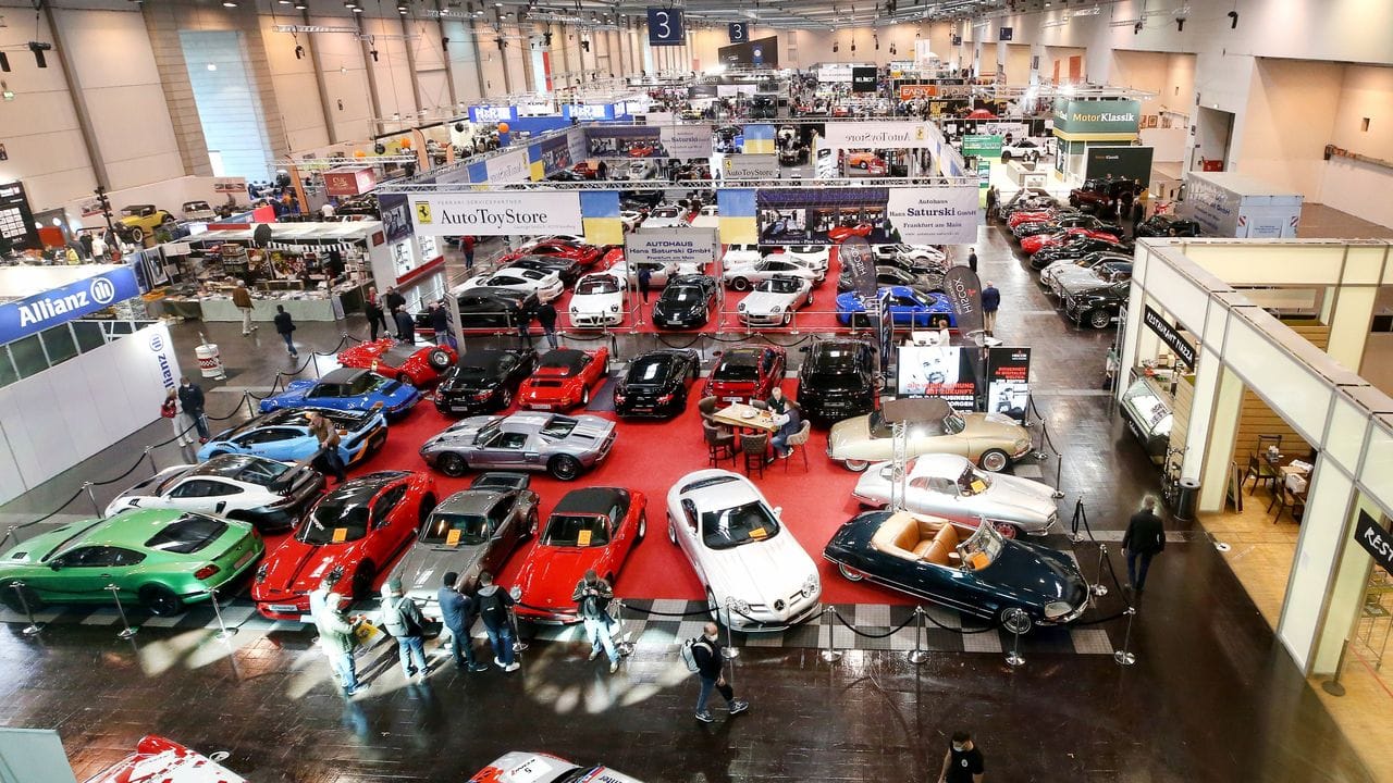 Erste Besucher der Techno-Classica schauen sich die Oldtimer an. Erste Besucher der Techno-Classica schauen sich die Oldtimer an.