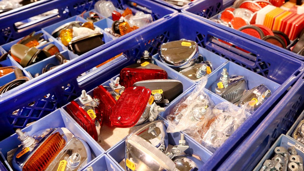 Alle möglichen Ersatzteile für Oldtimer werden auf einem Stand der Techno Classica angeboten. Alle möglichen Ersatzteile für Oldtimer werden auf einem Stand der Techno Classica angeboten.